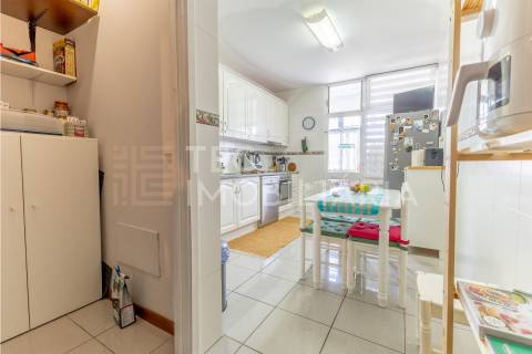 Apartamento T2 em Fânzeres com duas varandas e lugar de garagem, num prédio com 2 elevadores