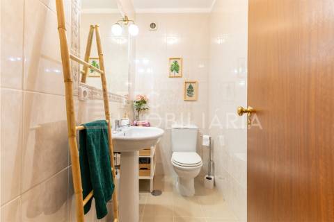 Apartamento T2 em Fânzeres com duas varandas e lugar de garagem, num prédio com 2 elevadores