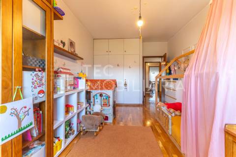 Apartamento T2 em Fânzeres com duas varandas e lugar de garagem, num prédio com 2 elevadores