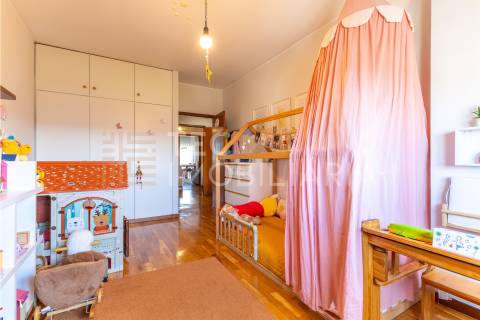 Apartamento T2 em Fânzeres com duas varandas e lugar de garagem, num prédio com 2 elevadores