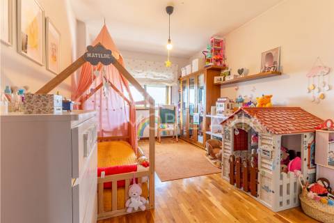 Apartamento T2 em Fânzeres com duas varandas e lugar de garagem, num prédio com 2 elevadores