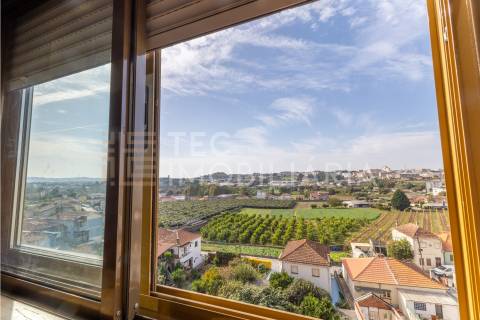 Apartamento T2 em Fânzeres com duas varandas e lugar de garagem, num prédio com 2 elevadores