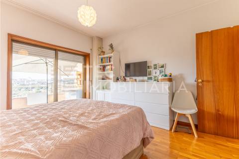 Apartamento T2 em Fânzeres com duas varandas e lugar de garagem, num prédio com 2 elevadores