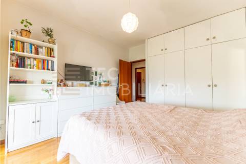 Apartamento T2 em Fânzeres com duas varandas e lugar de garagem, num prédio com 2 elevadores