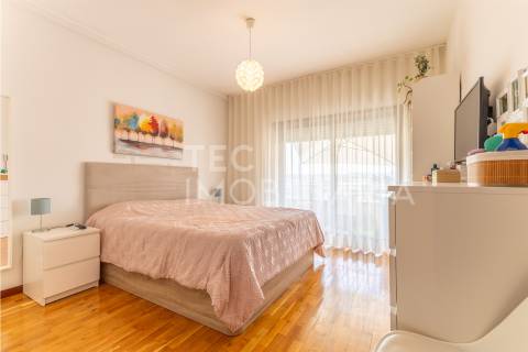 Apartamento T2 em Fânzeres com duas varandas e lugar de garagem, num prédio com 2 elevadores