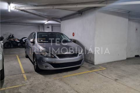 Apartamento T2 em Fânzeres com duas varandas e lugar de garagem, num prédio com 2 elevadores