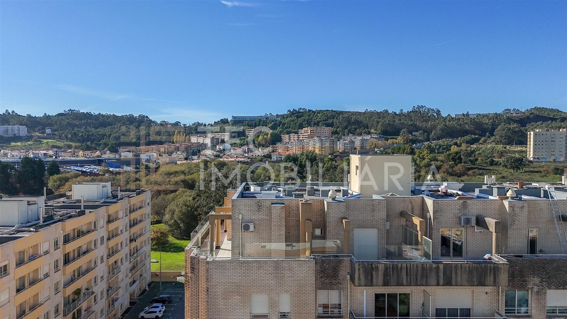 Apartamento T3 Recuado com Terraço — Último Andar — Valongo (Av. Dr. Fernando Melo)