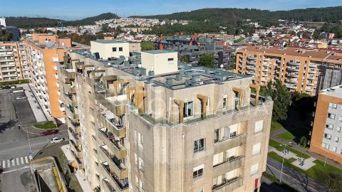 Apartamento T3 Recuado com Terraço — Último Andar — Valongo (Av. Dr. Fernando Melo)