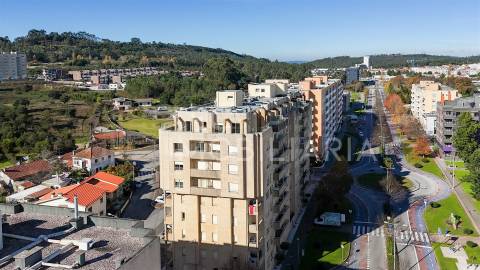 Apartamento T3 Recuado com Terraço — Último Andar — Valongo (Av. Dr. Fernando Melo)