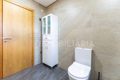 Apartamento T3 Recuado com Terraço — Último Andar — Valongo (Av. Dr. Fernando Melo)