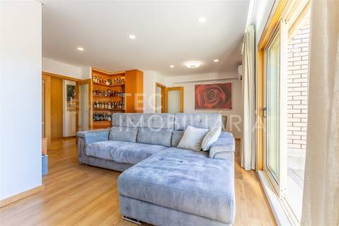 Apartamento T3 Recuado com Terraço — Último Andar — Valongo (Av. Dr. Fernando Melo)