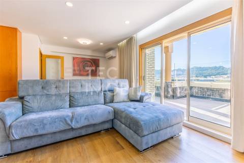 Apartamento T3 Recuado com Terraço — Último Andar — Valongo (Av. Dr. Fernando Melo)