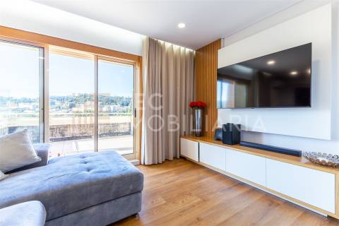 Apartamento T3 Recuado com Terraço — Último Andar — Valongo (Av. Dr. Fernando Melo)