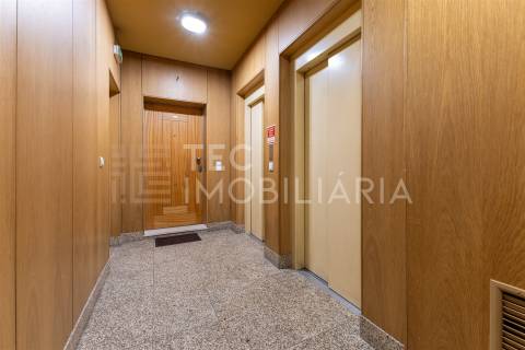 Apartamento T3 Recuado com Terraço — Último Andar — Valongo (Av. Dr. Fernando Melo)