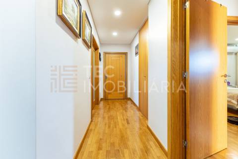 Apartamento T3 Recuado com Terraço — Último Andar — Valongo (Av. Dr. Fernando Melo)