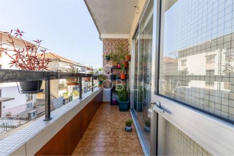Apartamento T2+1 Ermesinde, num prédio com elevador e com 2 lugares de garagem