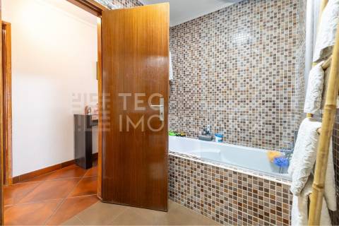 Apartamento T2+1 Ermesinde, num prédio com elevador e com 2 lugares de garagem