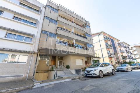Apartamento T2+1 Ermesinde, num prédio com elevador e com 2 lugares de garagem