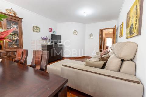 Apartamento T2+1 Ermesinde, num prédio com elevador e com 2 lugares de garagem