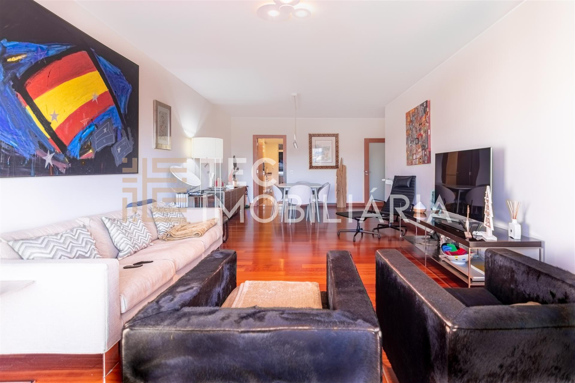 Aparatmento T3, junto à Casa da Música com 190m2 de área e 3 lugares de garagem