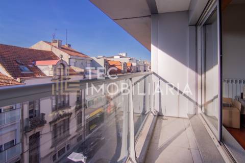 Aparatmento T3, junto à Casa da Música com 190m2 de área e 3 lugares de garagem