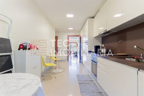 Aparatmento T3, junto à Casa da Música com 190m2 de área e 3 lugares de garagem