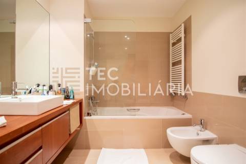 Aparatmento T3, junto à Casa da Música com 190m2 de área e 3 lugares de garagem