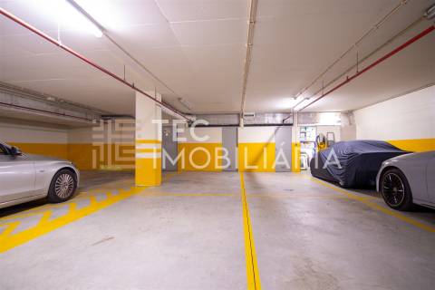 Aparatmento T3, junto à Casa da Música com 190m2 de área e 3 lugares de garagem