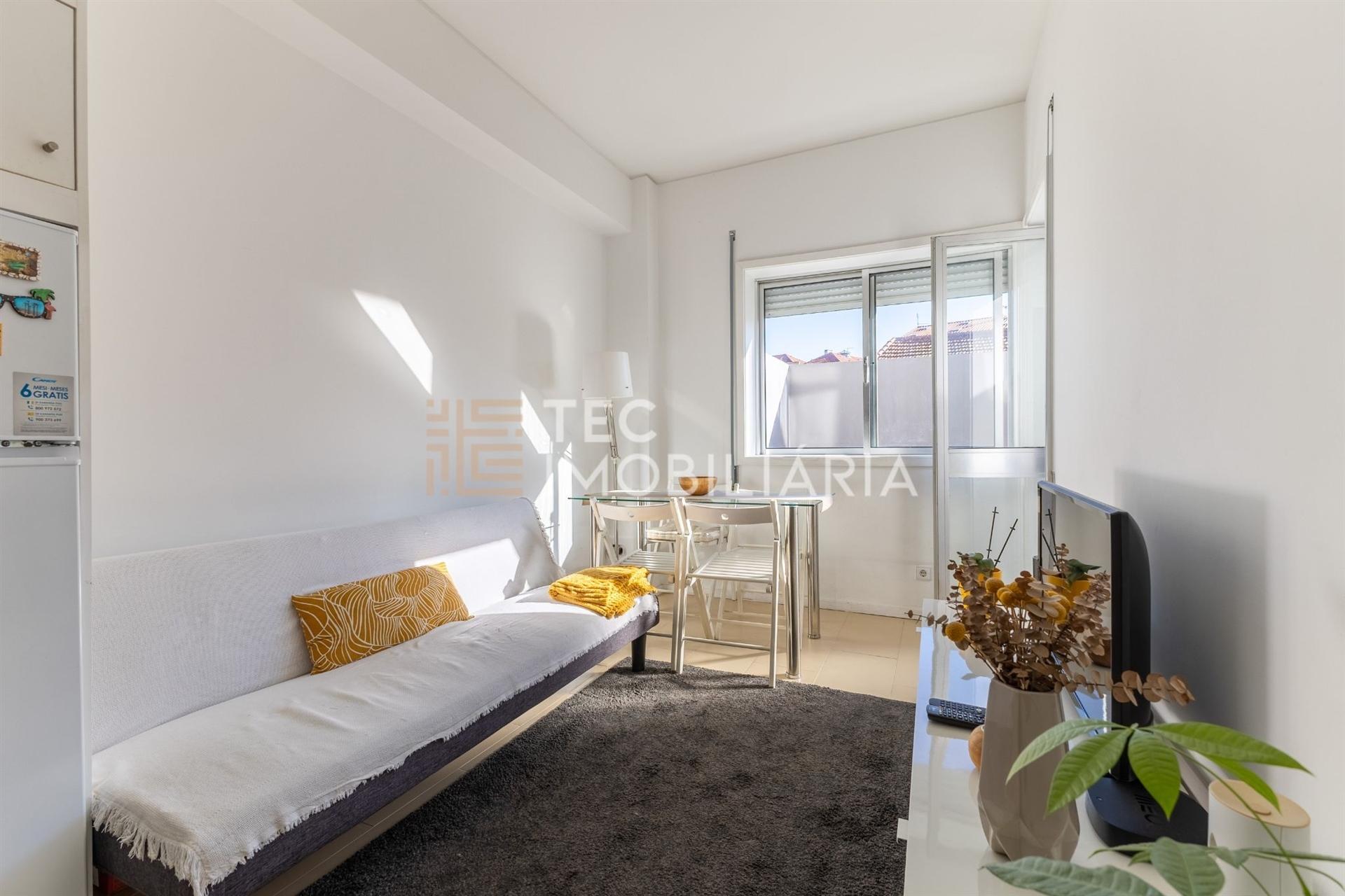 Apartamento com 1 quarto, elevador e terraço com 30m2, a 1 minuto da Estação de Metro