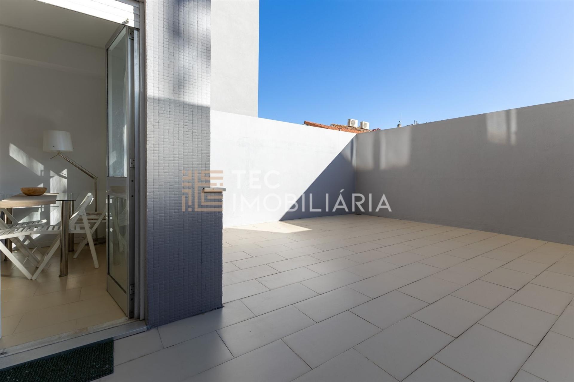 Apartamento com 1 quarto, elevador e terraço com 30m2, a 1 minuto da Estação de Metro