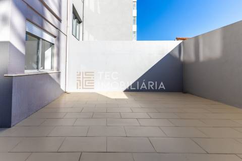 Apartamento com 1 quarto, elevador e terraço com 30m2, a 1 minuto da Estação de Metro