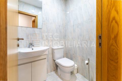 Apartamento T3 Recuado com Terraço — Último Andar — Valongo (Av. Dr. Fernando Melo)