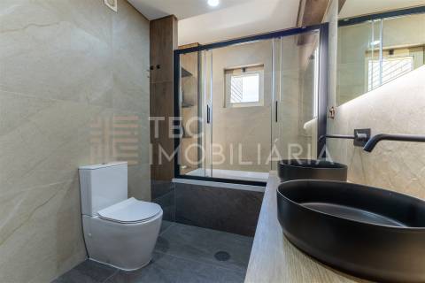 Apartamento T3 Recuado com Terraço — Último Andar — Valongo (Av. Dr. Fernando Melo)