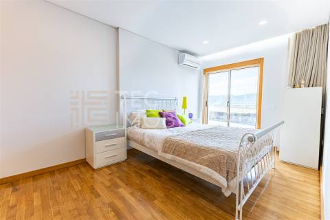 Apartamento T3 Recuado com Terraço — Último Andar — Valongo (Av. Dr. Fernando Melo)