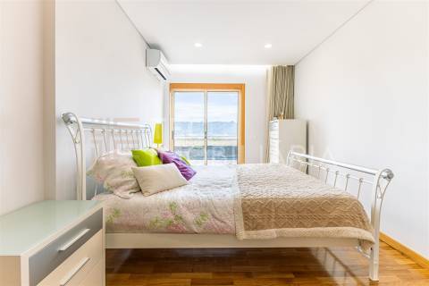 Apartamento T3 Recuado com Terraço — Último Andar — Valongo (Av. Dr. Fernando Melo)