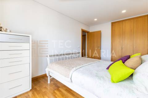 Apartamento T3 Recuado com Terraço — Último Andar — Valongo (Av. Dr. Fernando Melo)