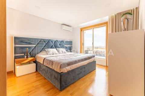 Apartamento T3 Recuado com Terraço — Último Andar — Valongo (Av. Dr. Fernando Melo)