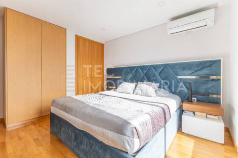 Apartamento T3 Recuado com Terraço — Último Andar — Valongo (Av. Dr. Fernando Melo)