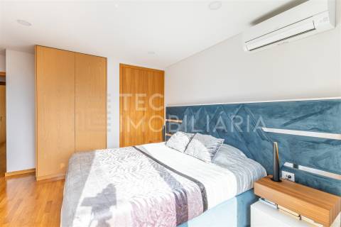 Apartamento T3 Recuado com Terraço — Último Andar — Valongo (Av. Dr. Fernando Melo)