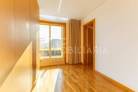 Apartamento T3 Recuado com Terraço — Último Andar — Valongo (Av. Dr. Fernando Melo)