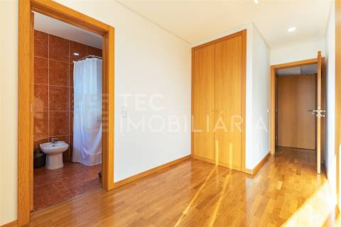 Apartamento T3 Recuado com Terraço — Último Andar — Valongo (Av. Dr. Fernando Melo)