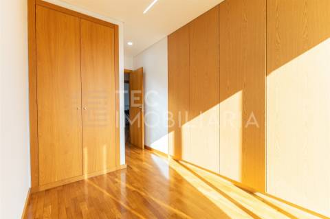 Apartamento T3 Recuado com Terraço — Último Andar — Valongo (Av. Dr. Fernando Melo)