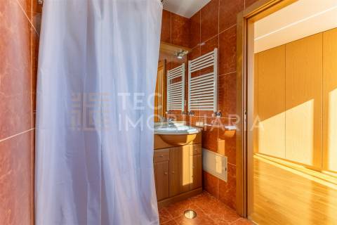 Apartamento T3 Recuado com Terraço — Último Andar — Valongo (Av. Dr. Fernando Melo)