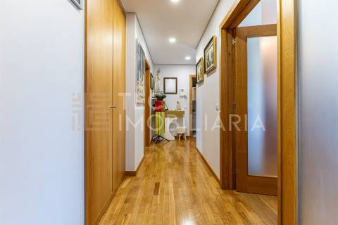 Apartamento T3 Recuado com Terraço — Último Andar — Valongo (Av. Dr. Fernando Melo)