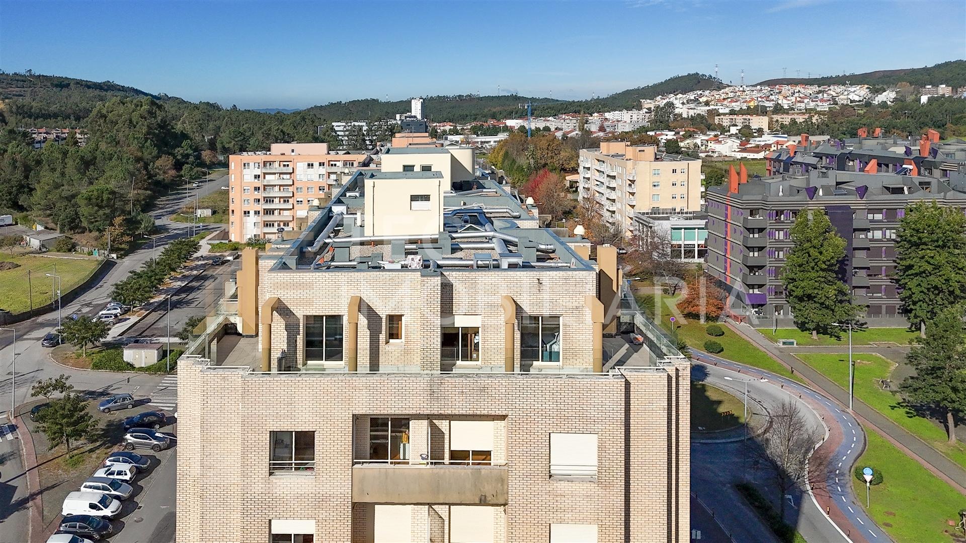 Apartamento T3 Recuado com Terraço — Último Andar — Valongo (Av. Dr. Fernando Melo)