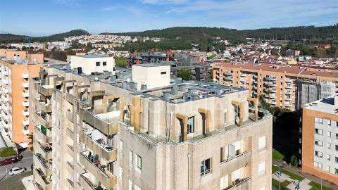 Apartamento T3 Recuado com Terraço — Último Andar — Valongo (Av. Dr. Fernando Melo)