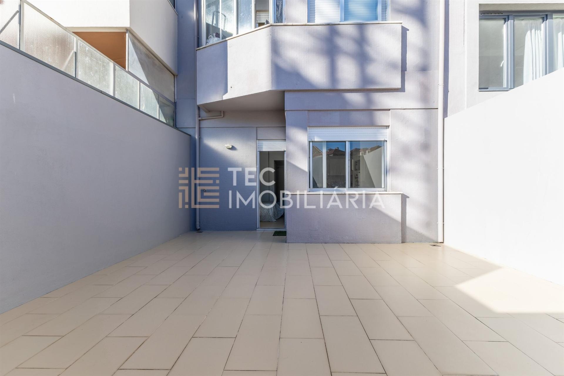 Apartamento com 1 quarto, elevador e terraço com 30m2, a 1 minuto da Estação de Metro