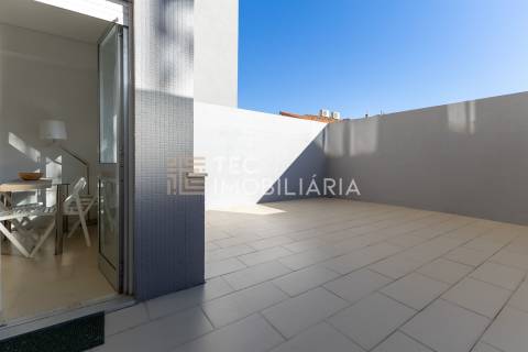 Apartamento com 1 quarto, elevador e terraço com 30m2, a 1 minuto da Estação de Metro