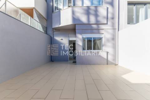 Apartamento com 1 quarto, elevador e terraço com 30m2, a 1 minuto da Estação de Metro