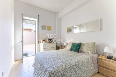 Apartamento com 1 quarto, elevador e terraço com 30m2, a 1 minuto da Estação de Metro